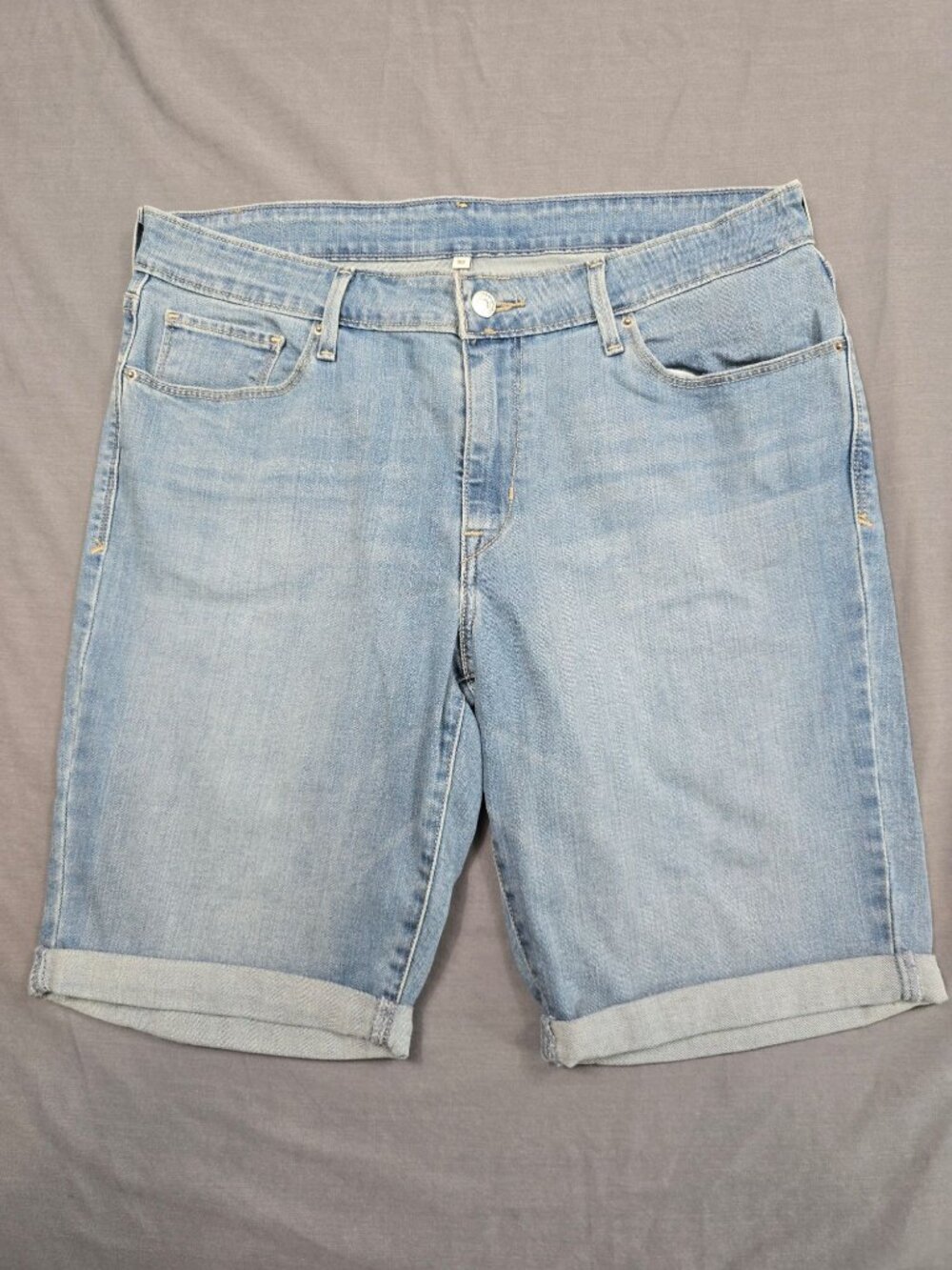 Levis Womens Light Wash Denim Bermuda Shorts Rolled Cuffs Size 32